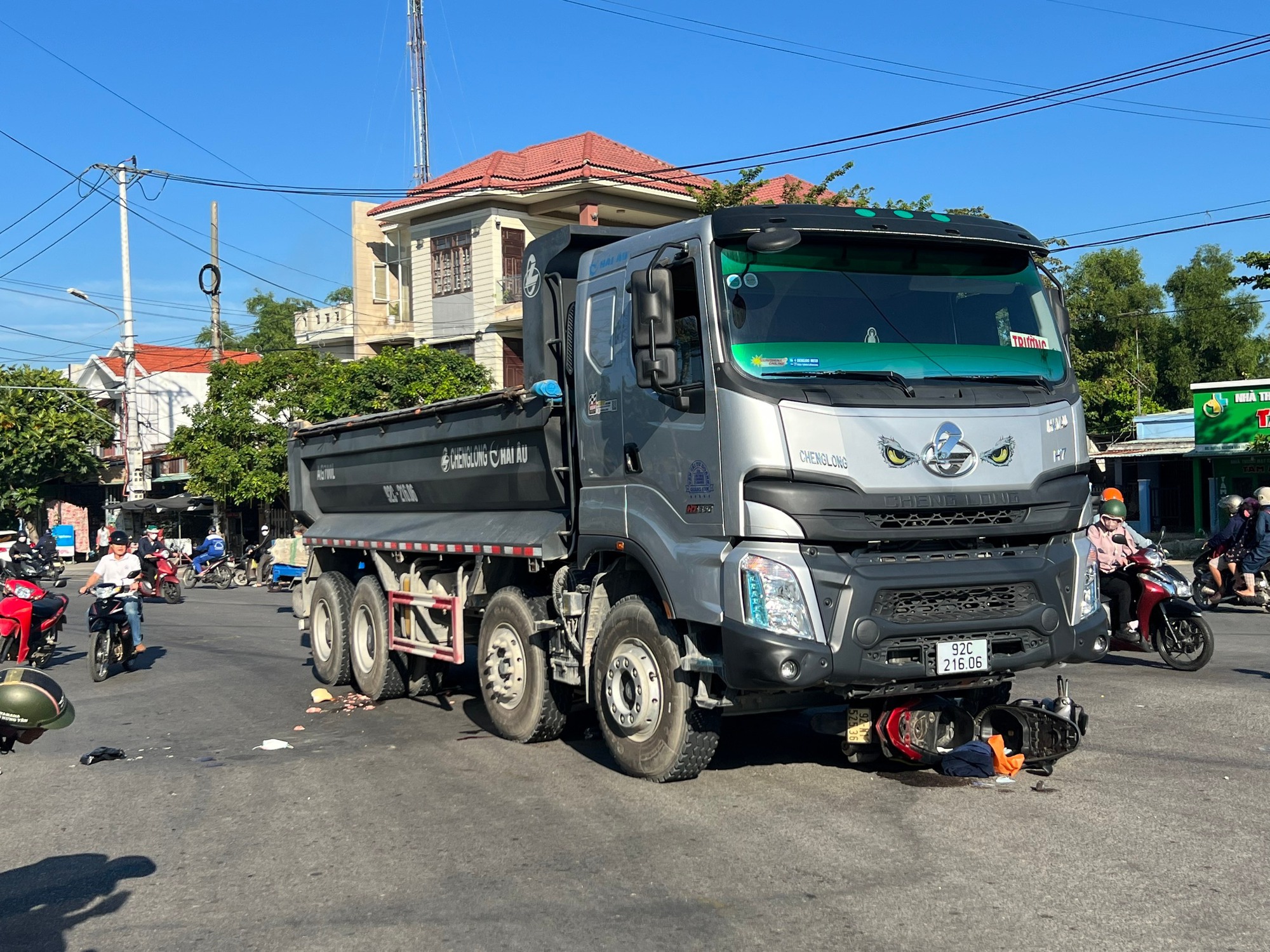 Nữ công nhân gặp nạn trên đường đến công ty, để lại 2 con nhỏ