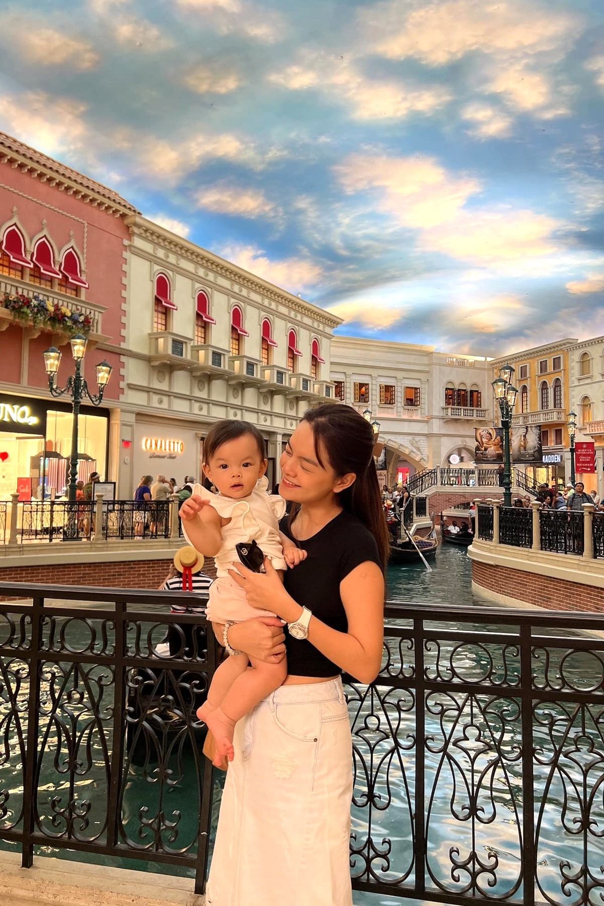 Phạm Quỳnh Anh và con gái 11 tháng tuổi tận hưởng mùa hè ở Mỹ - Ảnh 4.