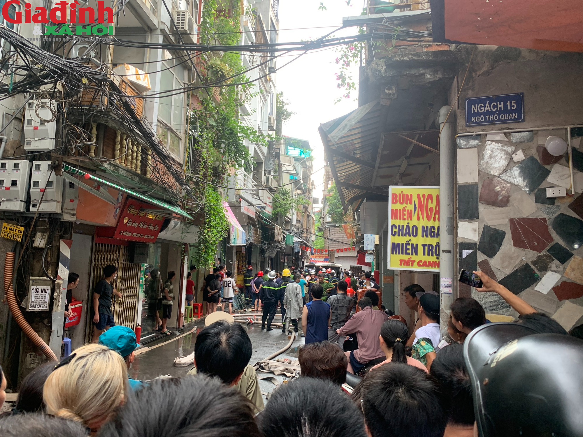 Video: Ba người tử vong thương tâm trong ngôi nhà cháy ở Hà Nội - Ảnh 3.