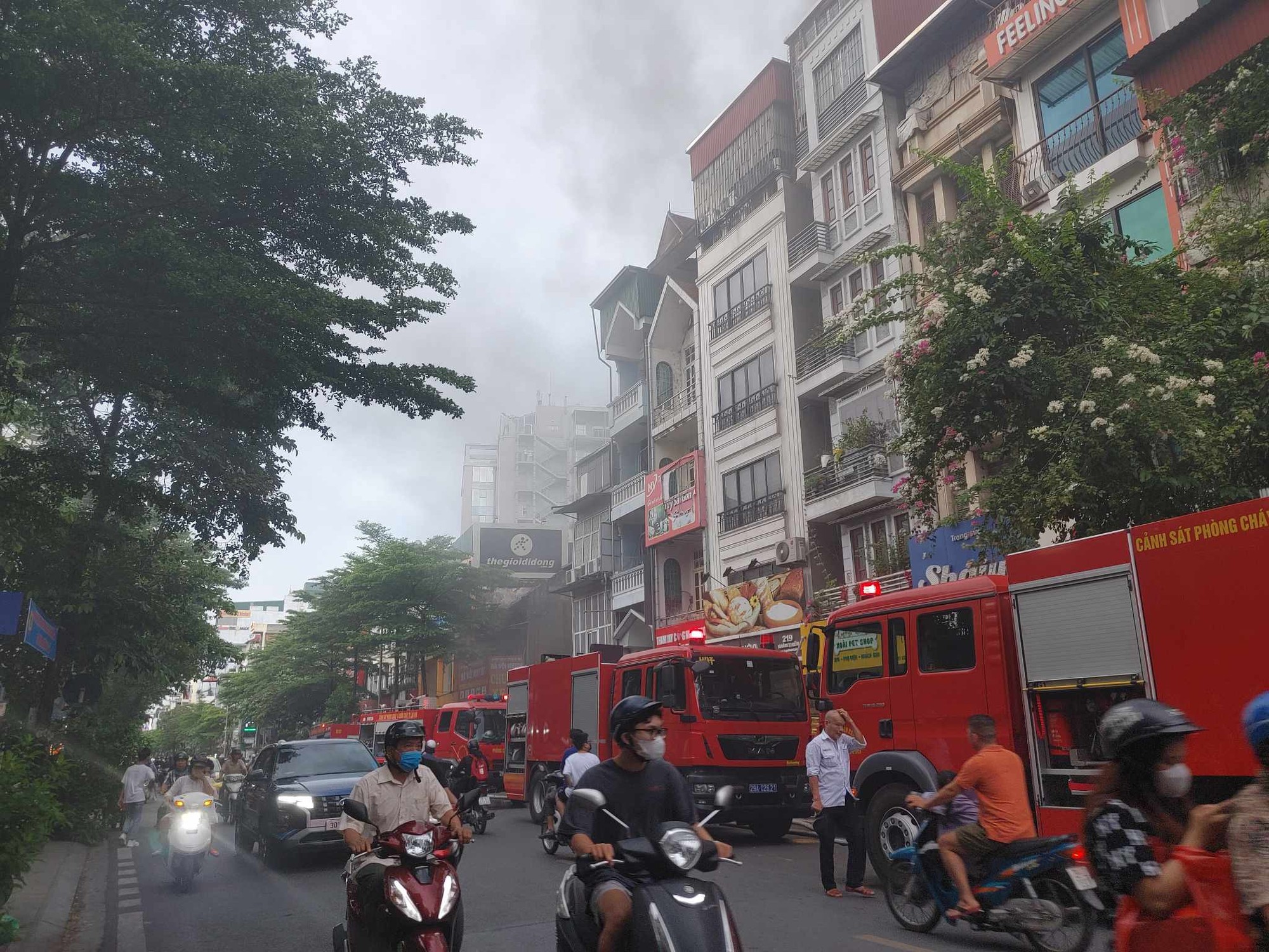 Cháy nhà 4 tầng ở Hà Nội, 3 người mắc kẹt - Ảnh 3.