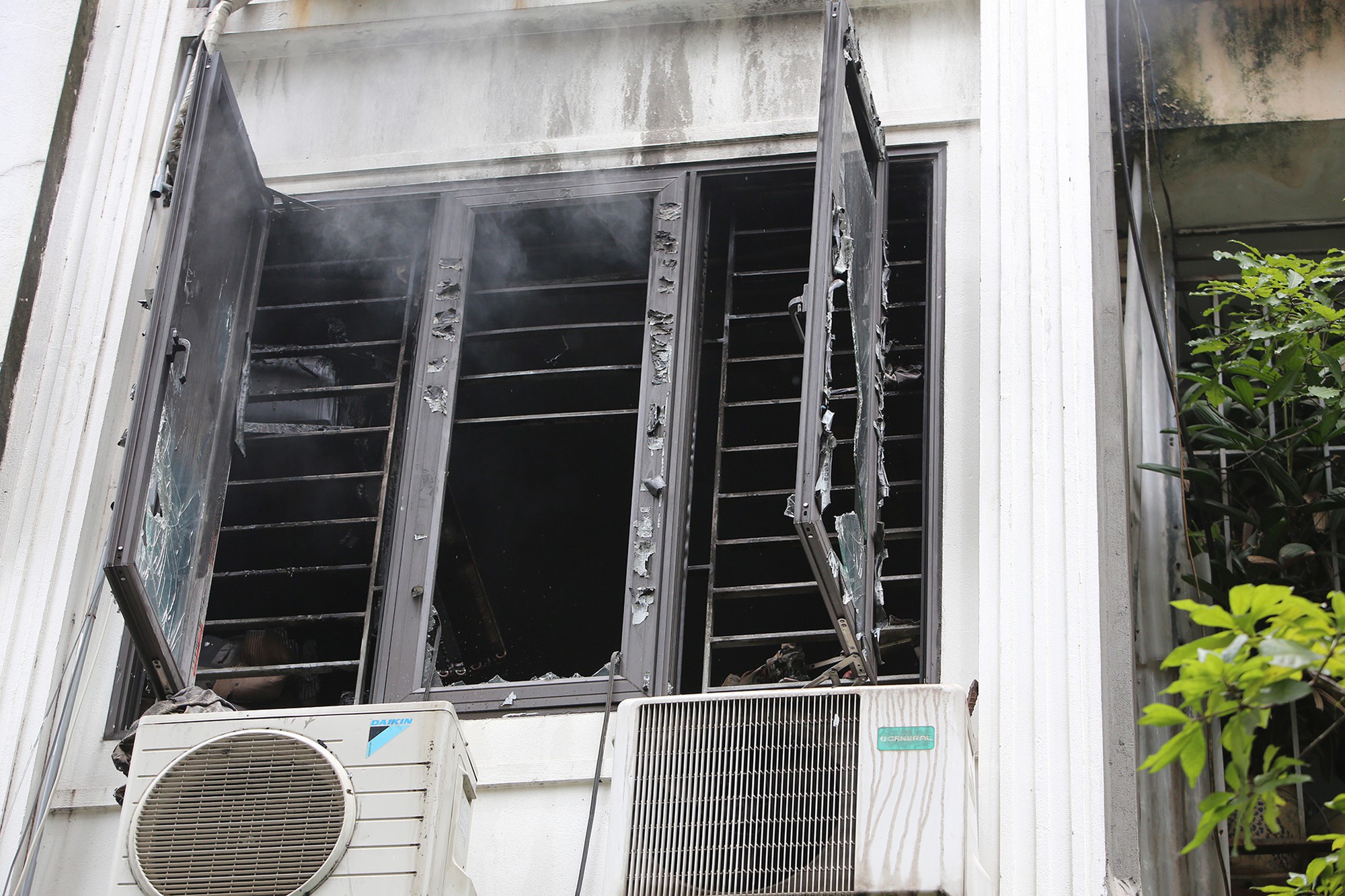 Cháy nhà 6 tầng ở Hà Nội: Cảnh sát PCCC kiệt sức sau 5 giờ lăn xả dập lửa - Ảnh 4.