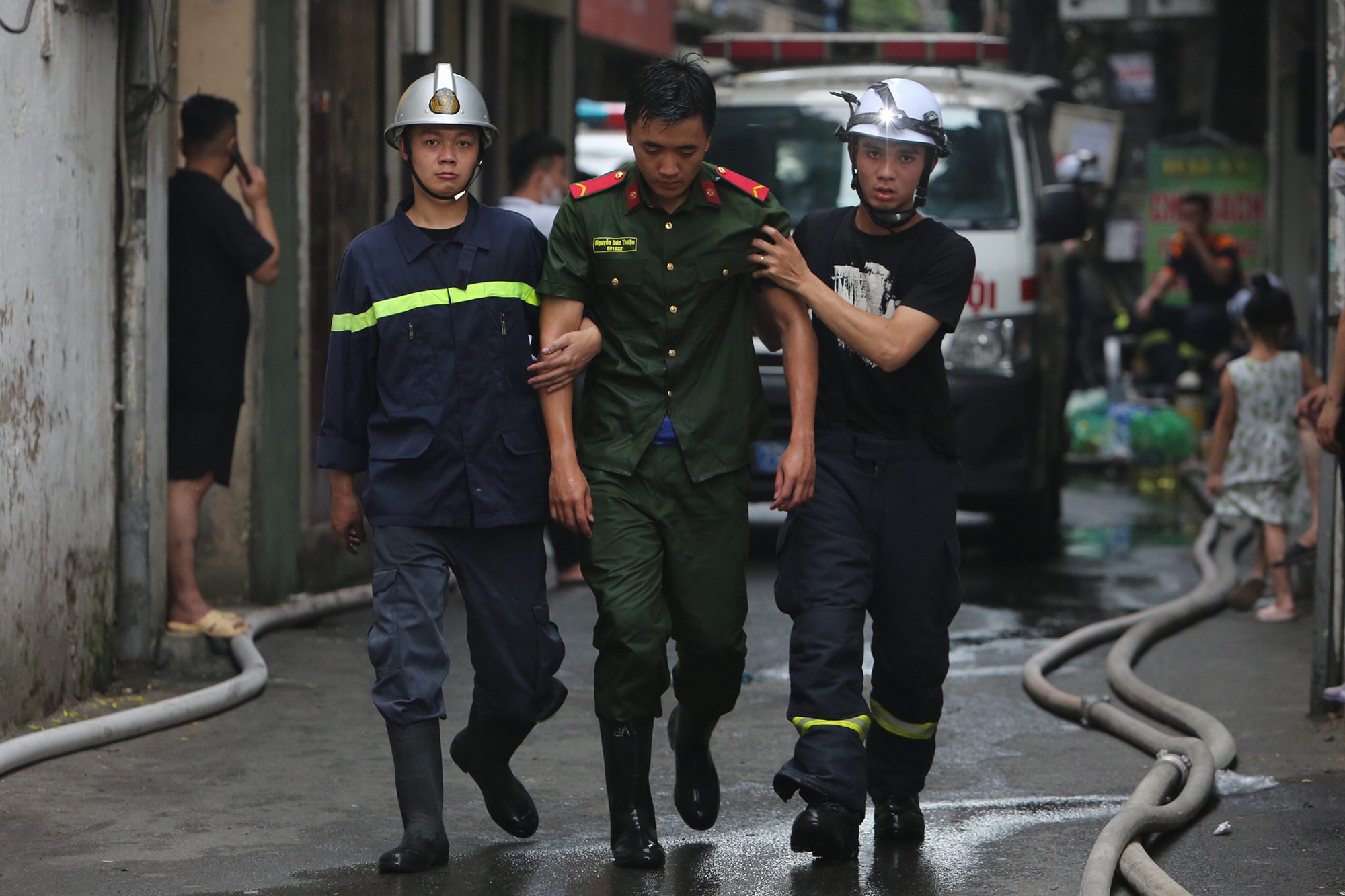 Cháy nhà 6 tầng ở Hà Nội: Cảnh sát PCCC kiệt sức sau 5 giờ lăn xả dập lửa - Ảnh 9.