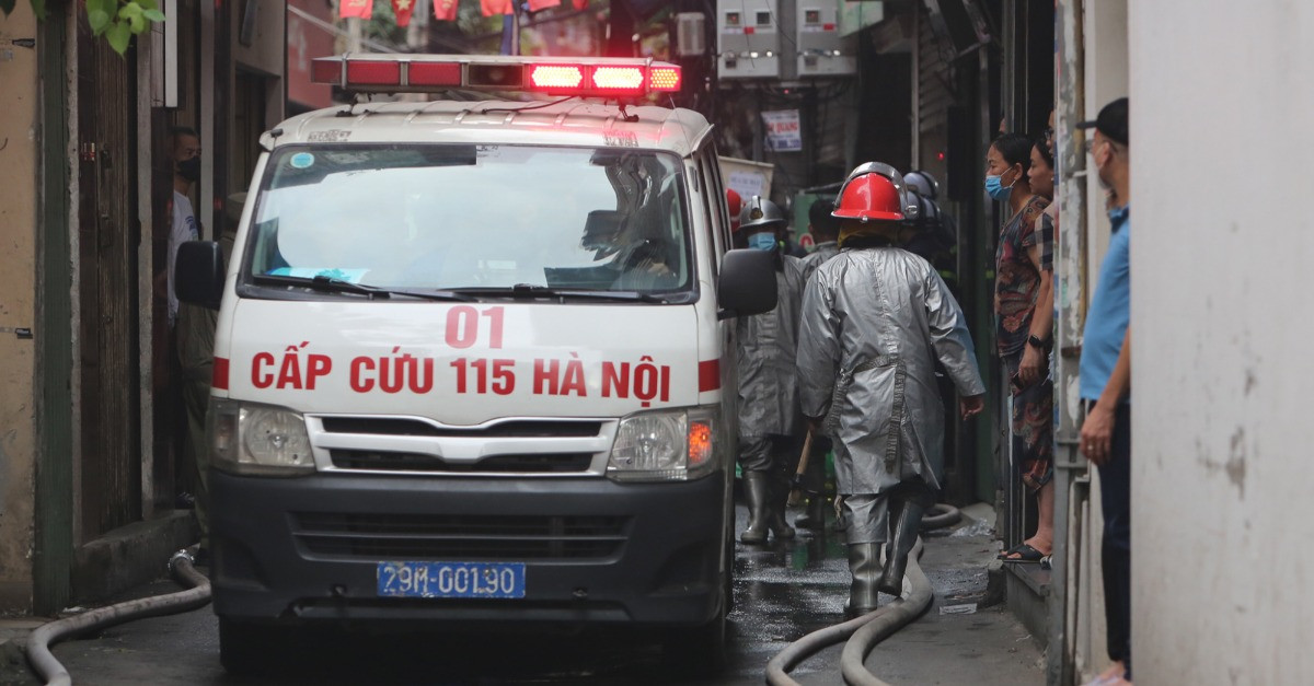 Cháy nhà 6 tầng ở Hà Nội: Cảnh sát PCCC kiệt sức sau 5 giờ lăn xả dập lửa - Ảnh 8.