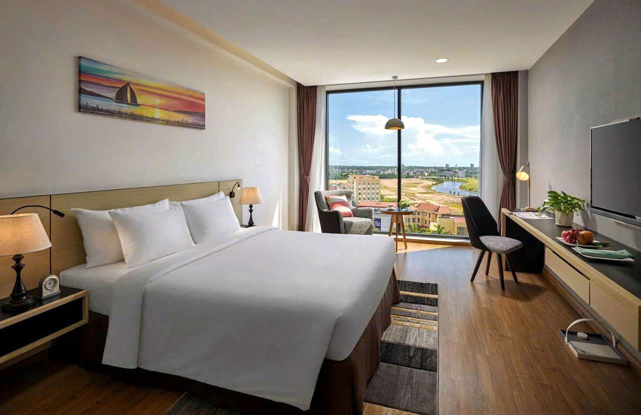 Khách sạn ồ ạt rao bán dù khách du lịch tăng cao - Ảnh 3.