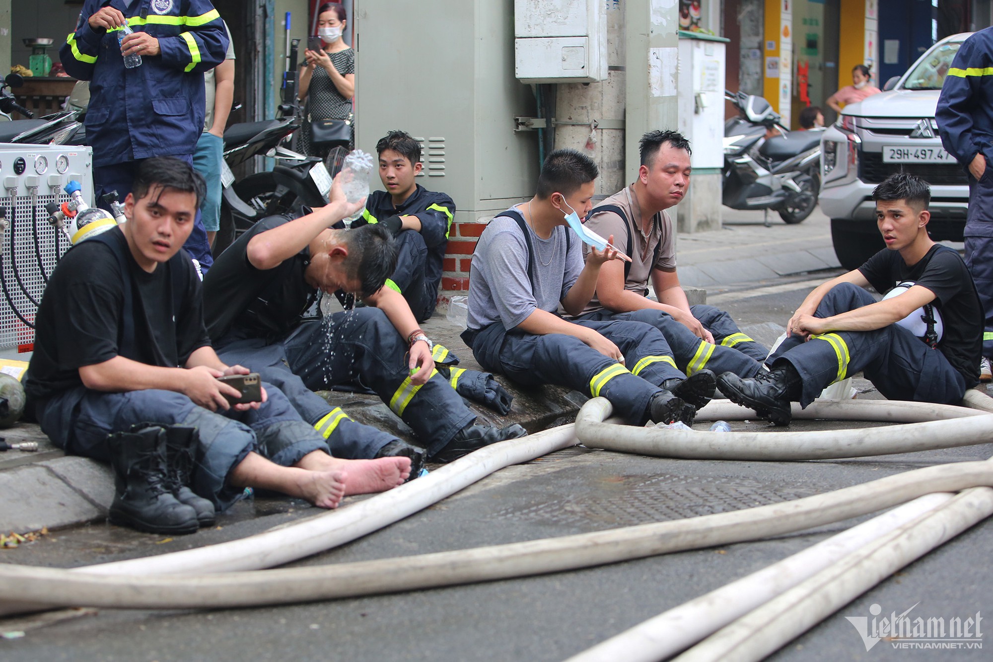 Cháy nhà 6 tầng ở Hà Nội: Cảnh sát PCCC kiệt sức sau 5 giờ lăn xả dập lửa - Ảnh 11.