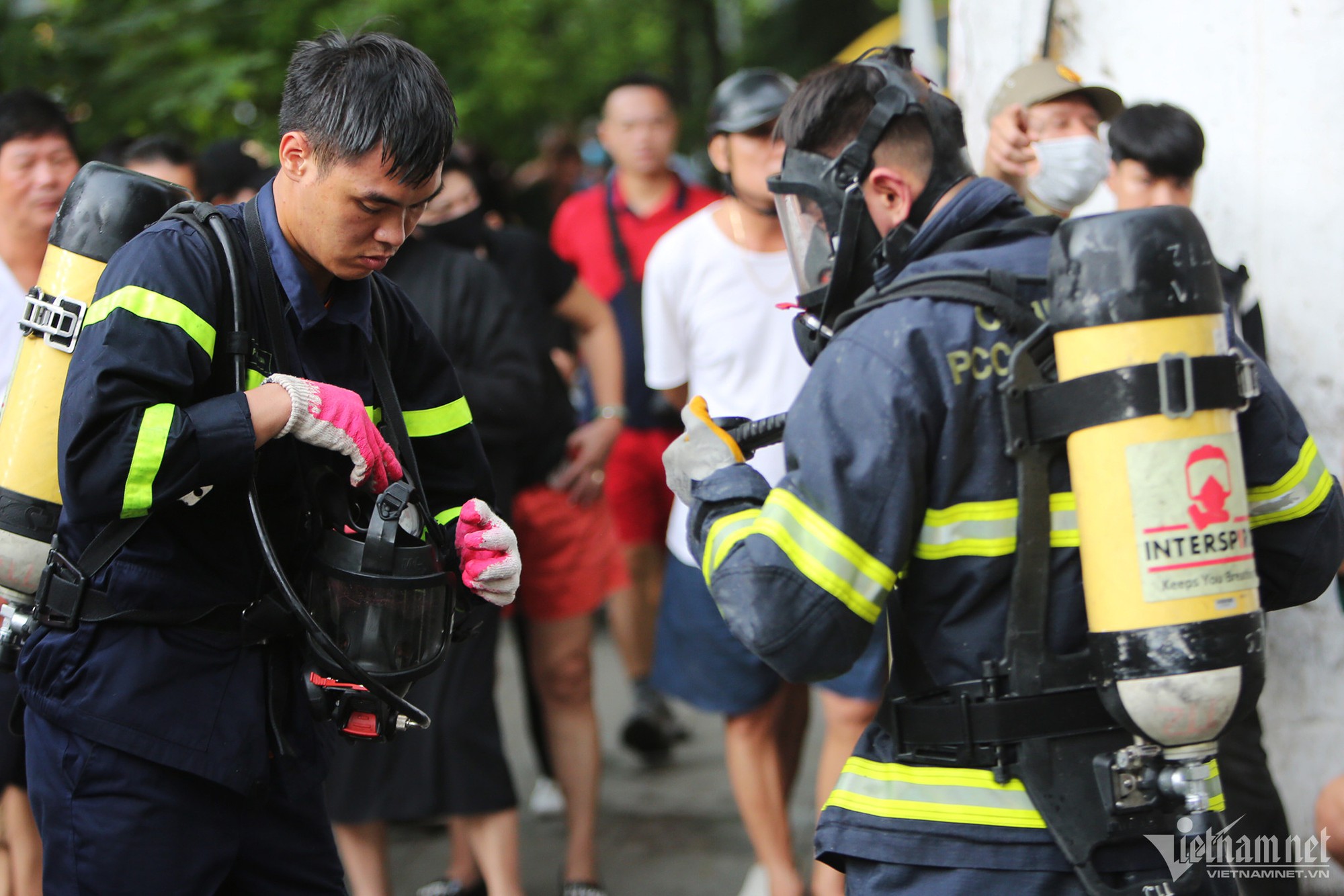 Cháy nhà 6 tầng ở Hà Nội: Cảnh sát PCCC kiệt sức sau 5 giờ lăn xả dập lửa - Ảnh 7.