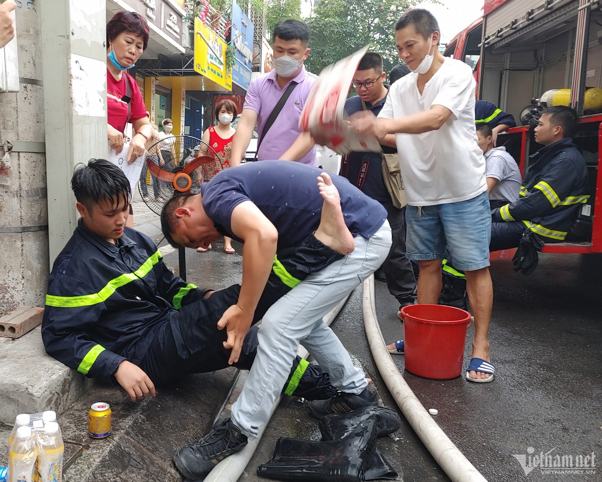 Cháy nhà 6 tầng ở Hà Nội: Cảnh sát PCCC kiệt sức sau 5 giờ lăn xả dập lửa - Ảnh 14.