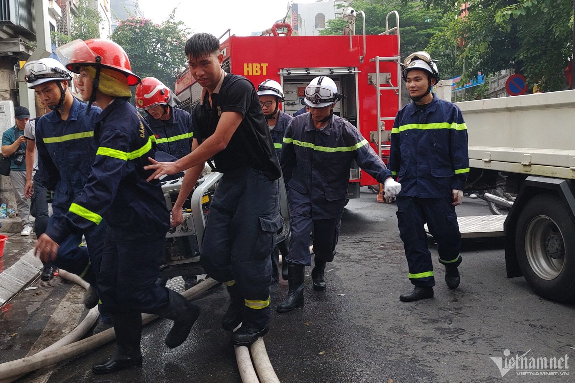 Cháy nhà 6 tầng ở Hà Nội: Cảnh sát PCCC kiệt sức sau 5 giờ lăn xả dập lửa - Ảnh 5.