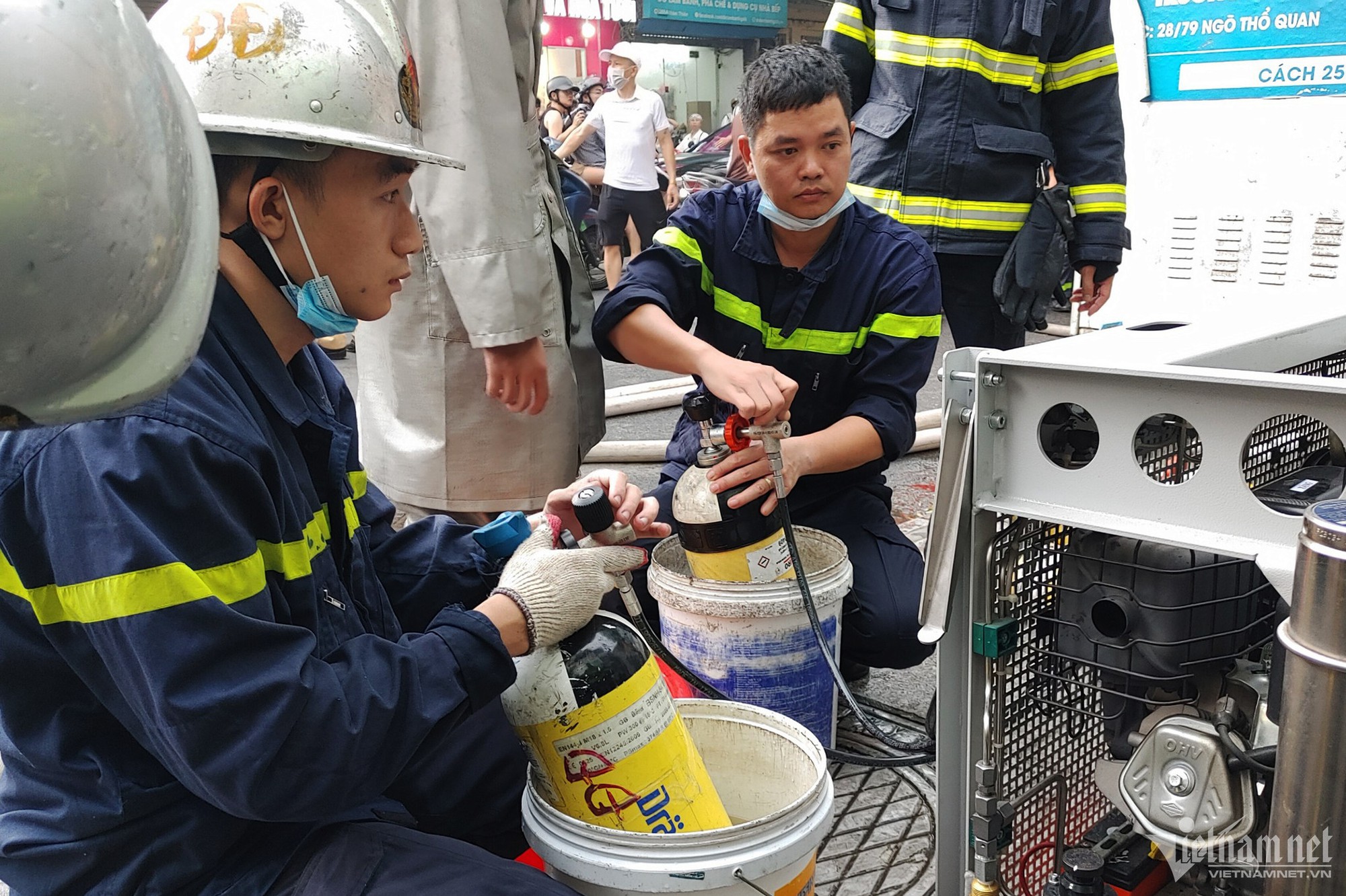 Cháy nhà 6 tầng ở Hà Nội: Cảnh sát PCCC kiệt sức sau 5 giờ lăn xả dập lửa - Ảnh 6.