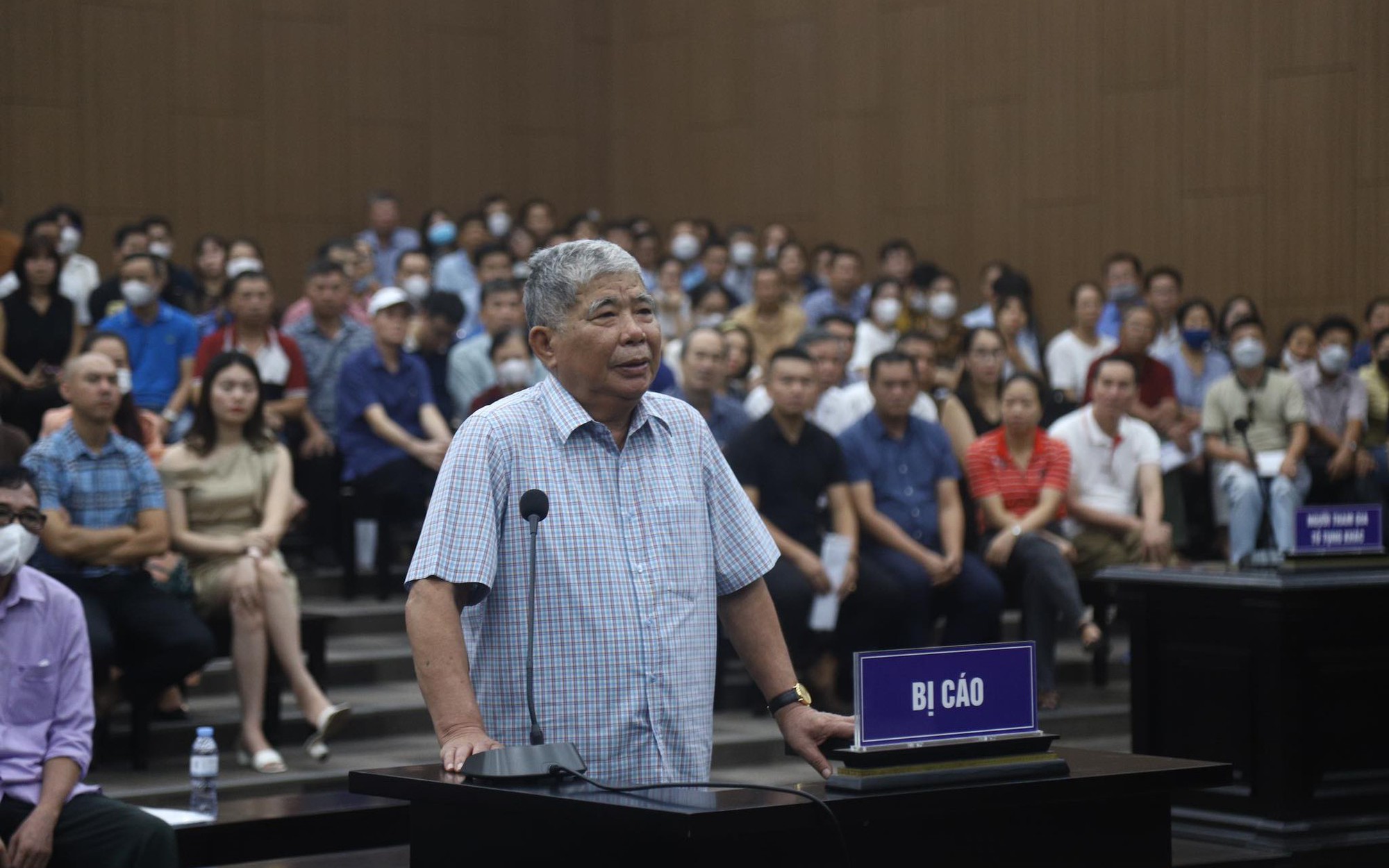 Hàng trăm người mua nhà ngồi chật kín phiên tòa xét xử ông Lê Thanh Thản