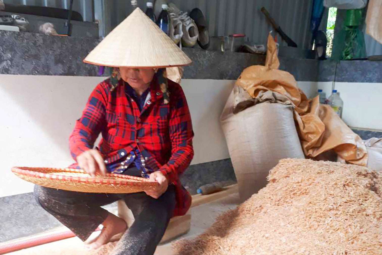 M&ugrave;a x&uacute;c 'lộc biển' ở đảo Ngọc Vừng, kiếm tiền triệu mỗi ng&agrave;y - Ảnh 4.