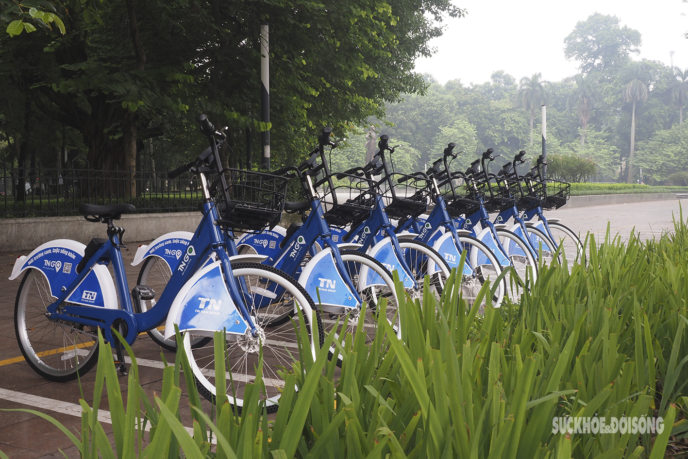 Xe đạp công cộng chính thức xuất hiện, người dân Thủ đô phấn khởi trải nghiệm - Ảnh 2.
