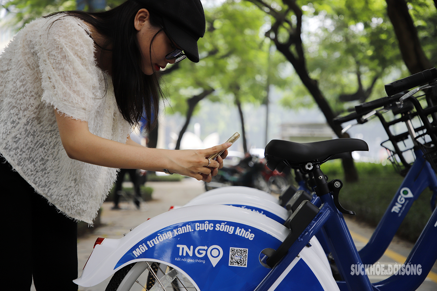 Xe đạp công cộng chính thức xuất hiện, người dân Thủ đô phấn khởi trải nghiệm - Ảnh 9.