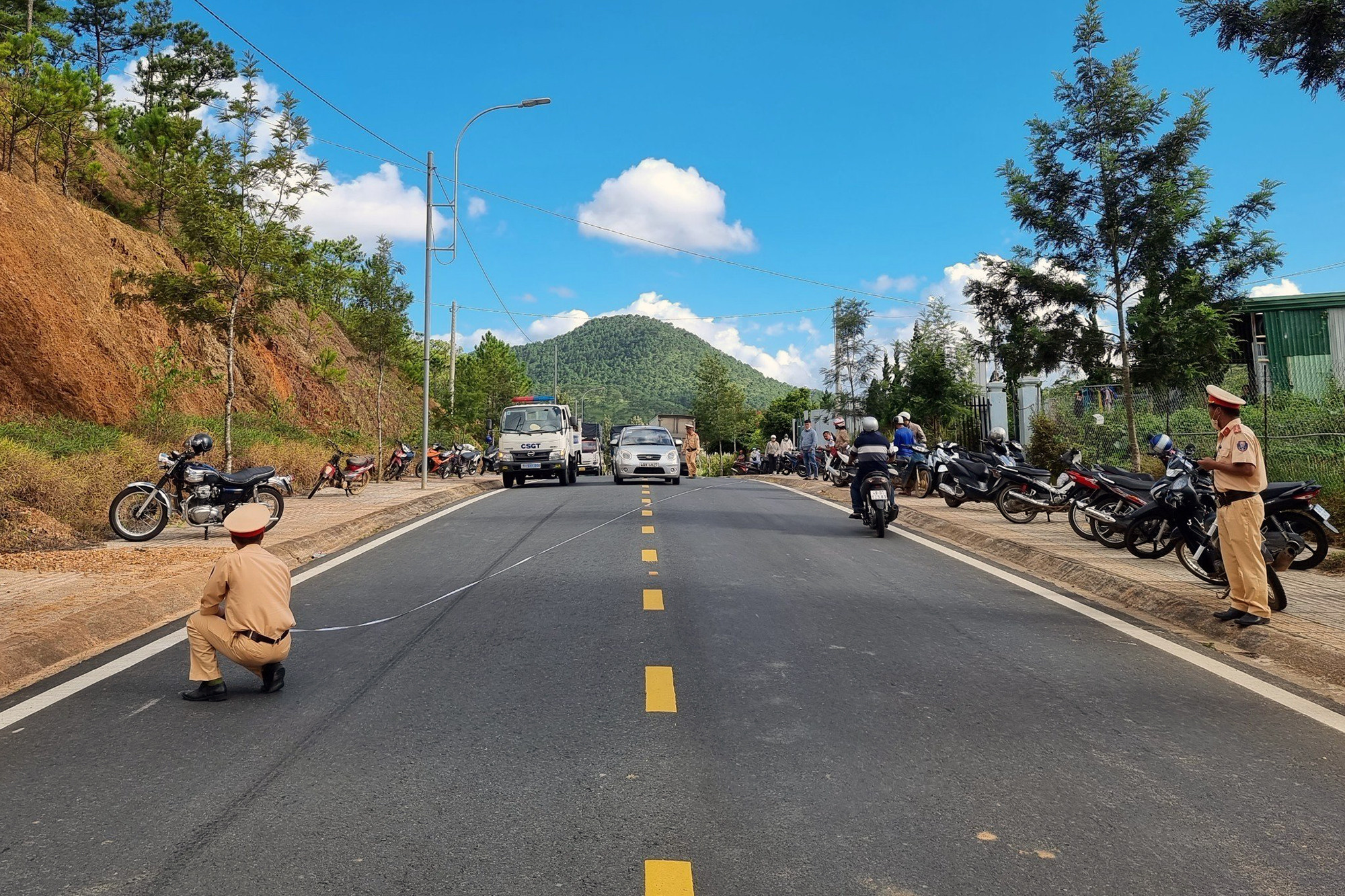 Ô tô tông xe máy, hai thanh niên tử vong ở Đà Lạt - Ảnh 4. Ô tô tông xe máy, hai thanh niên tử vong ở Đà Lạt - Ảnh 4.