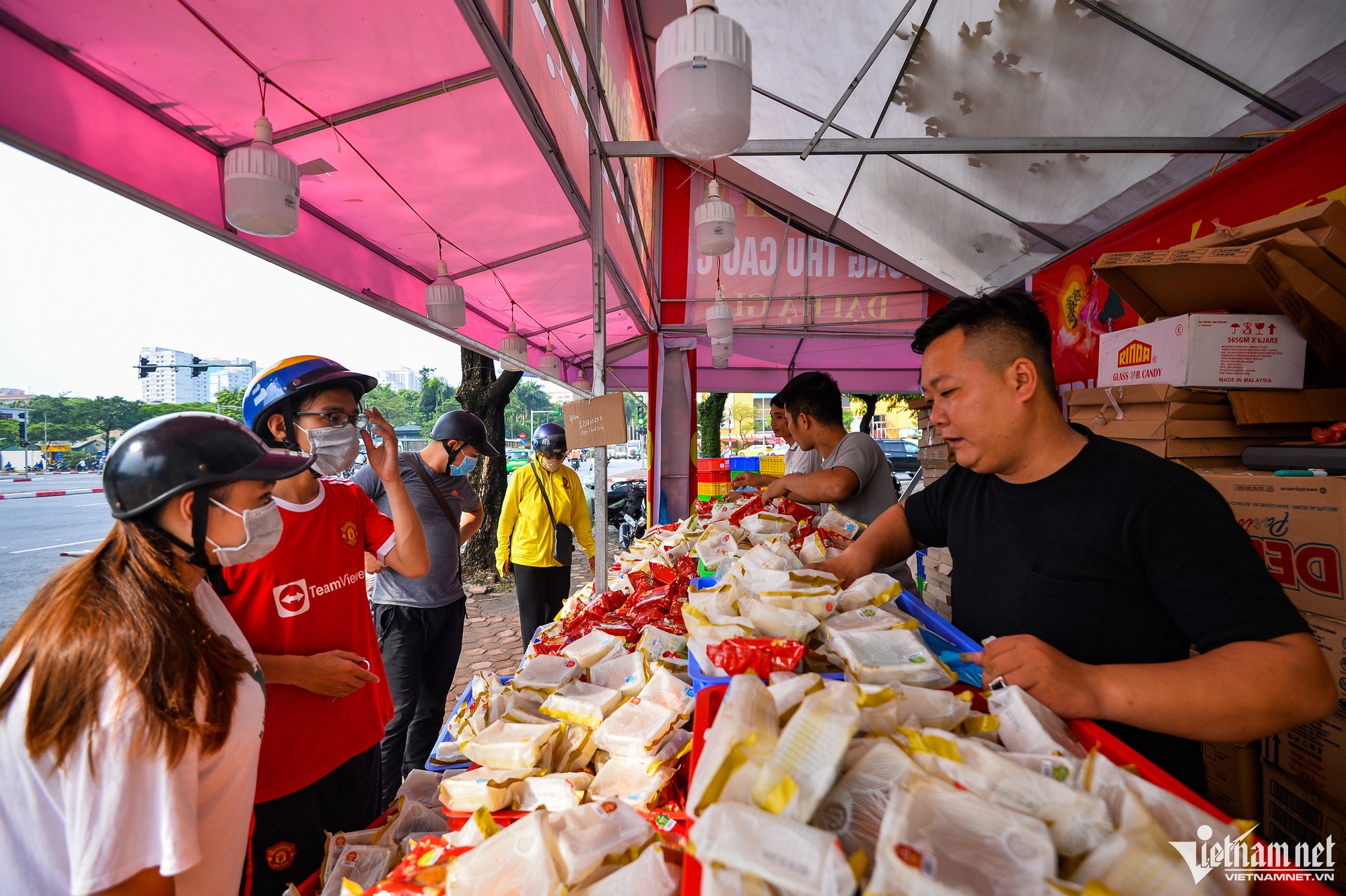 Thị trường bánh trung thu: Bán vạn chiếc, lác đác người mua - Ảnh 1.