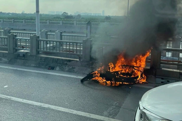 Cháy xe máy trên cầu Vĩnh Tuy khiến giao thông ùn tắc nghiêm trọng - Ảnh 2.