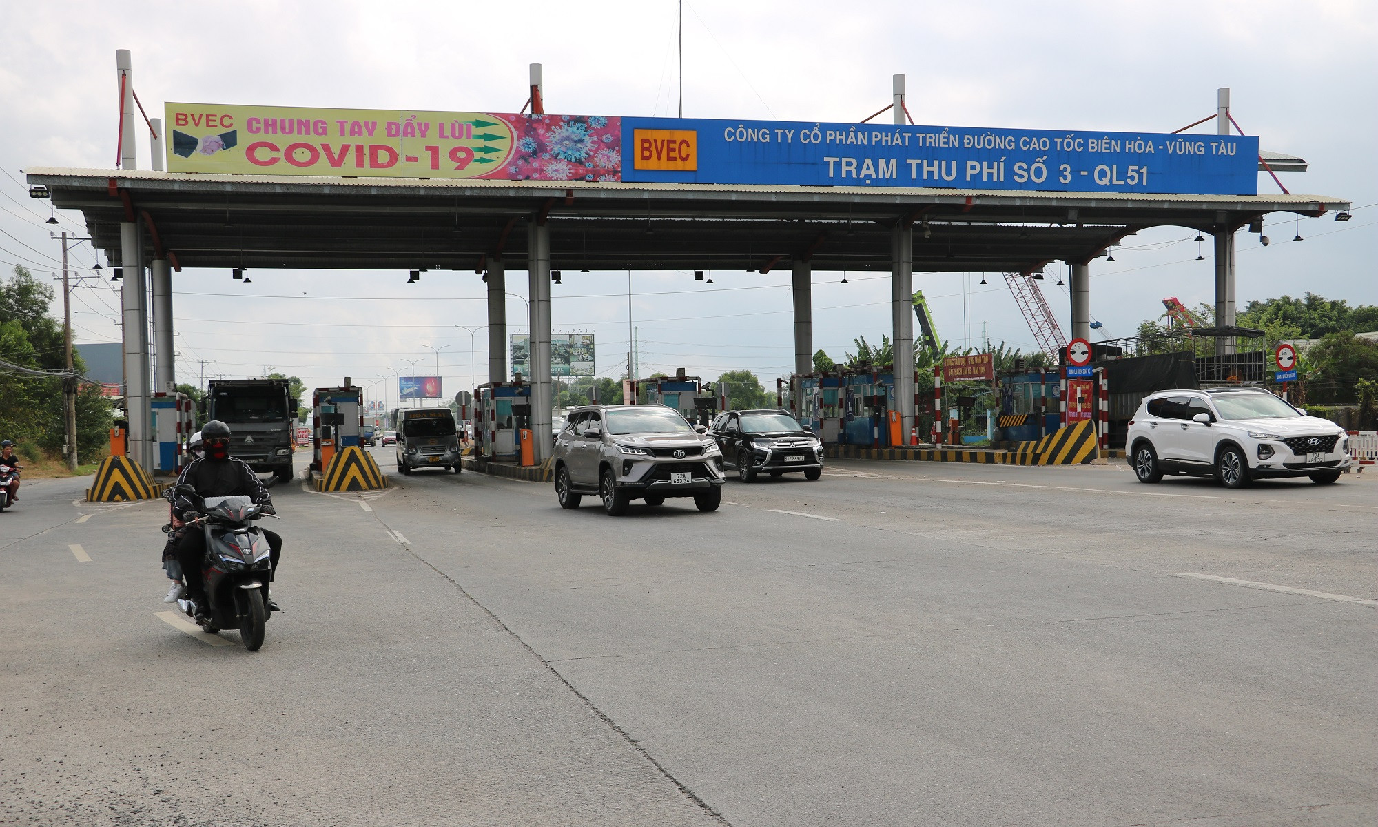 Dừng thu phí hơn 6 tháng, vì sao chưa tháo dỡ các trạm trên quốc lộ 51? - Ảnh 1. Dừng thu phí hơn 6 tháng, vì sao chưa tháo dỡ các trạm trên quốc lộ 51? - Ảnh 1.