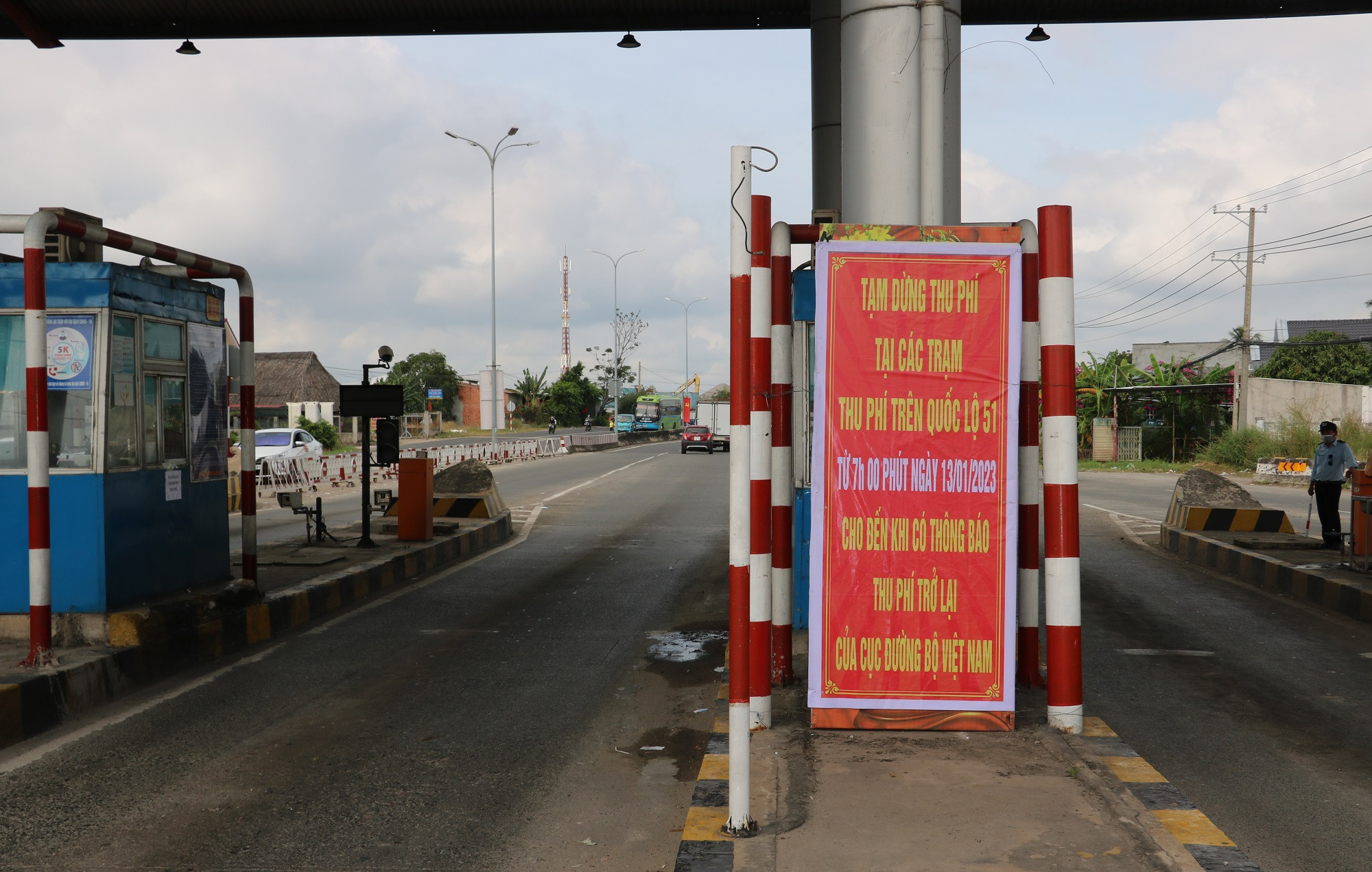 Dừng thu phí hơn 6 tháng, vì sao chưa tháo dỡ các trạm trên quốc lộ 51? - Ảnh 2. Dừng thu phí hơn 6 tháng, vì sao chưa tháo dỡ các trạm trên quốc lộ 51? - Ảnh 2.