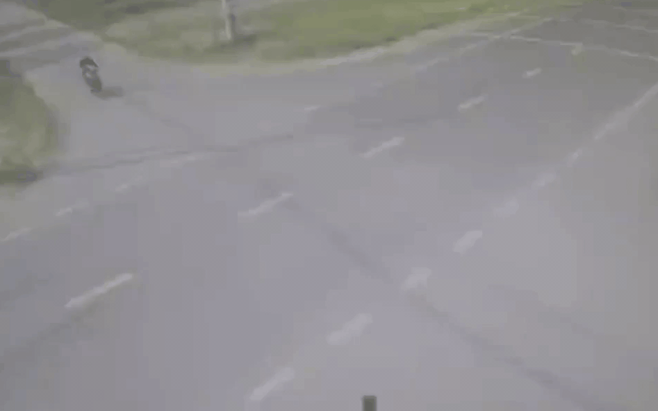 Video: Ô tô húc bay xe máy và cô gái hàng chục mét, phút lơ đễnh khiến 2 tài xế rước hoạ khi qua ngã tư