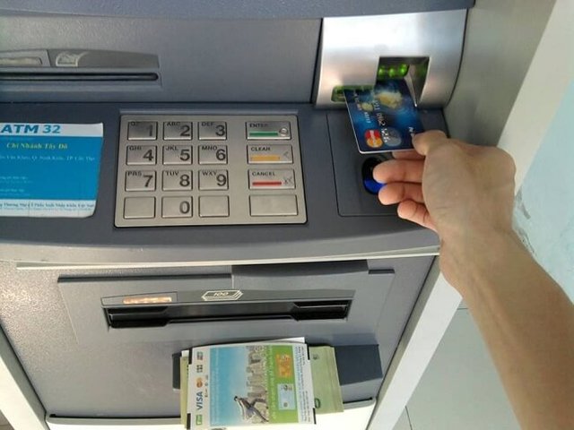 Sử dụng một thẻ ATM khách hàng phải chịu bao nhiêu loại phí? - Ảnh 4.