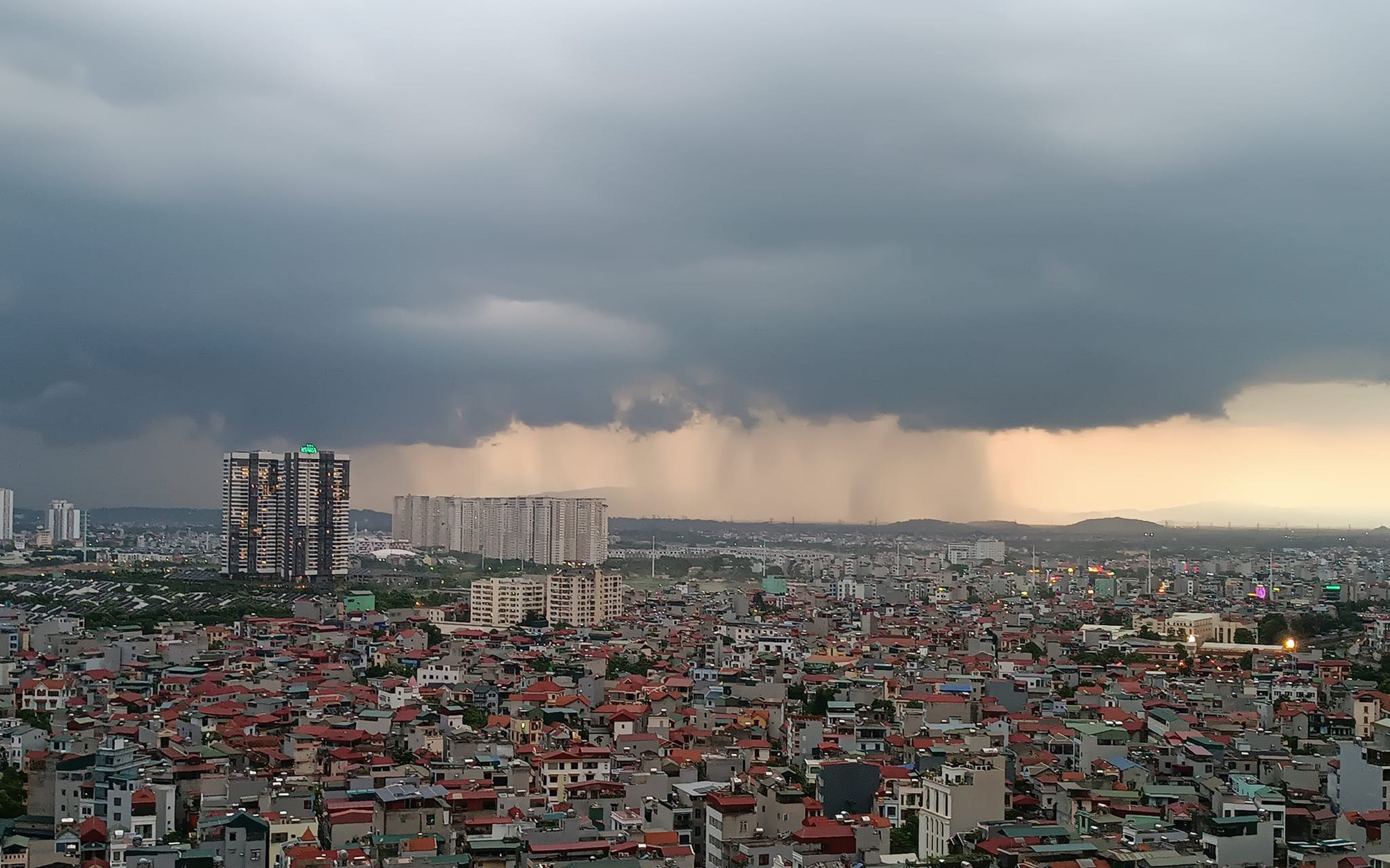 Thời tiết Hà Nội 3 ngày tới: Điệp khúc thời tiết khiến hàng triệu người dân Thủ đô ngán ngẩm sẽ kéo dài