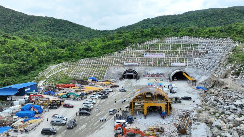 Hầm đường bộ dài nhất cao tốc Bắc – Nam sẽ thông xe vào ngày 26/8 - Ảnh 1.