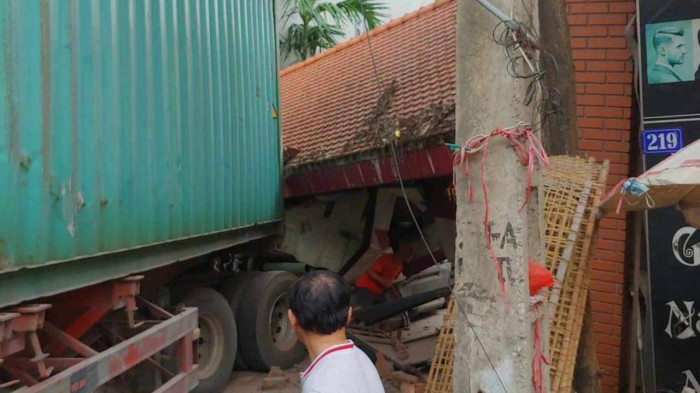 Đâm đổ cổng doanh nghiệp, tài xế xe container nguy kịch - Ảnh 2.