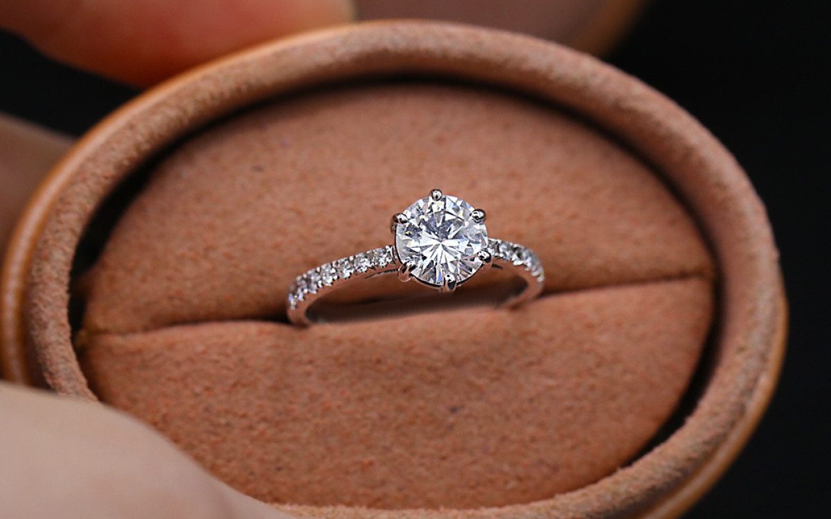 Được bạn trai cầu hôn, nụ cười của cô gái "tắt ngúm" khi nhìn thấy chiếc nhẫn kim cương và từ chối đeo lên tay
