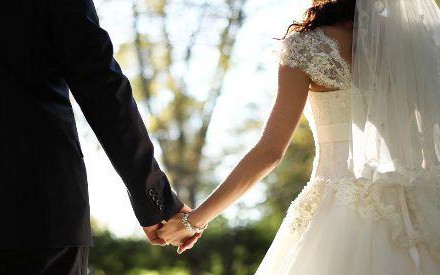 Ngày cưới, chồng dắt người yêu cũ đến và tuyên bố  'Tôi chỉ yêu duy nhất cô gái mà tôi đang nắm tay'