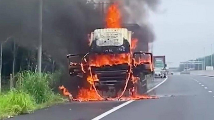 Xe tải bốc cháy ngùn ngụt trên cao tốc Phan Thiết - Dầu Giây - Ảnh 1.
