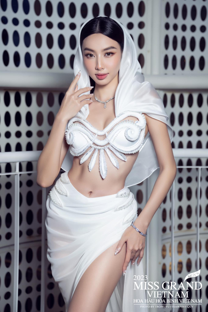 Diện váy cắt xẻ táo bạo, Hoa hậu Thuỳ Tiên bất ngờ để lộ vòng 2 kém thon gọn? - Ảnh 5.