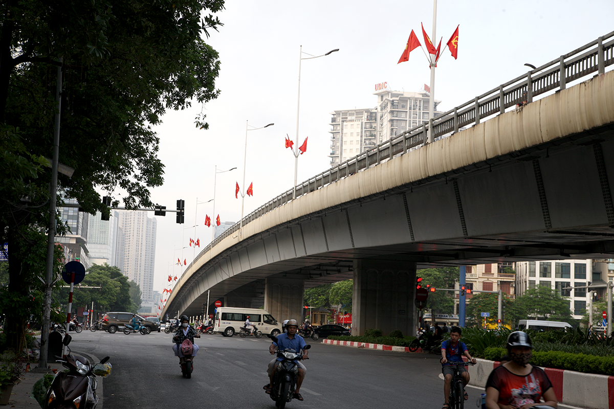 Cận cảnh những cây cầu rực đỏ màu cờ giữa trung tâm Hà Nội - Ảnh 2.