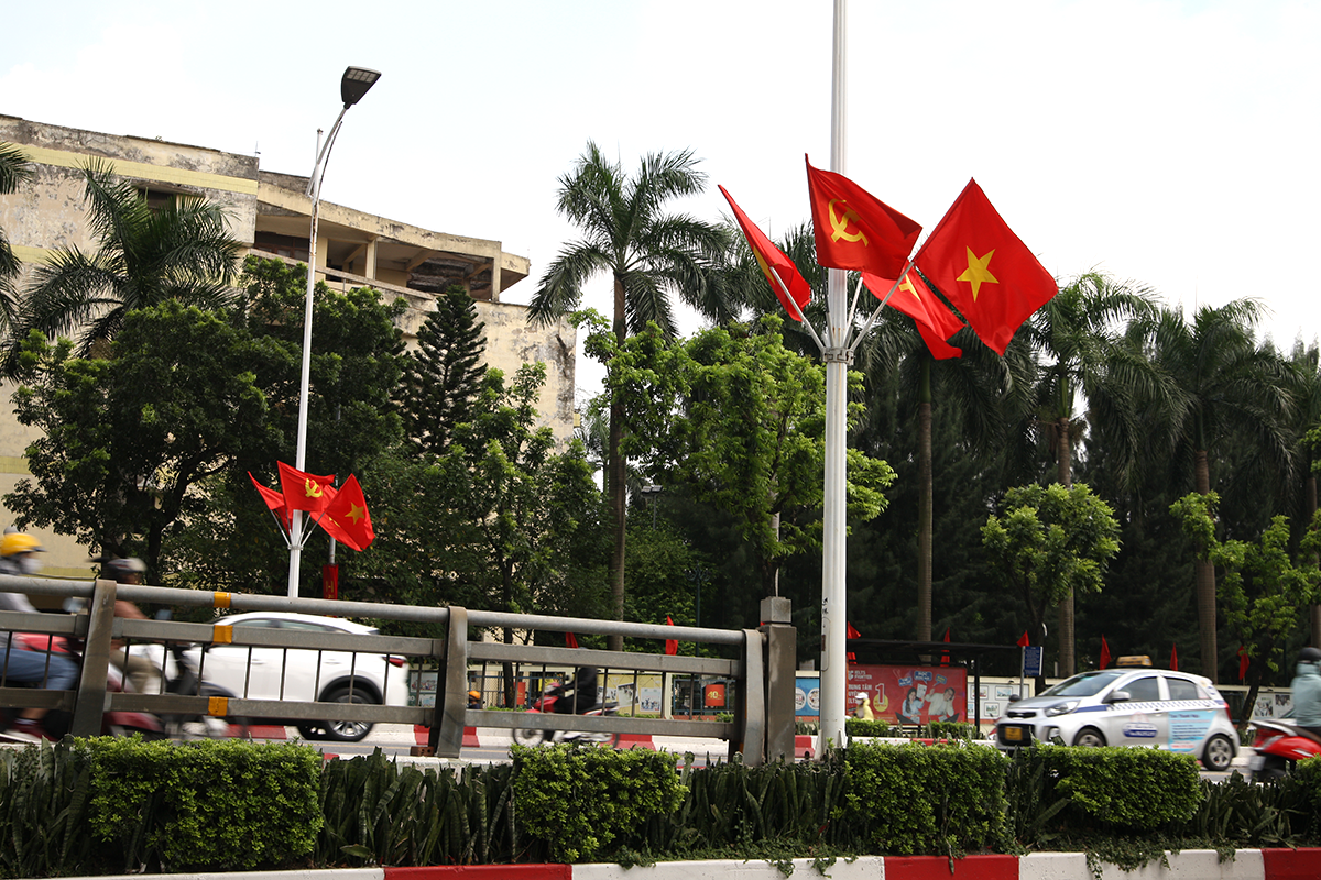 Cận cảnh những cây cầu rực đỏ màu cờ giữa trung tâm Hà Nội - Ảnh 7.