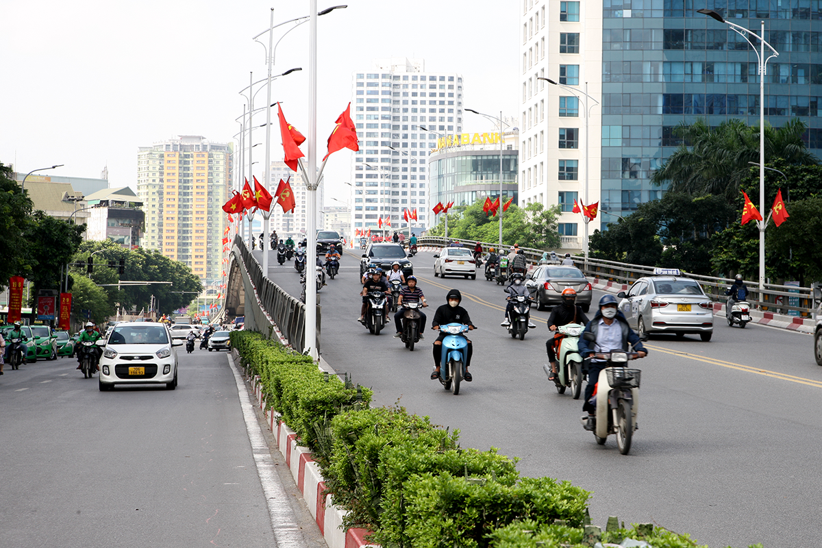 Cận cảnh những cây cầu rực đỏ màu cờ giữa trung tâm Hà Nội - Ảnh 8.