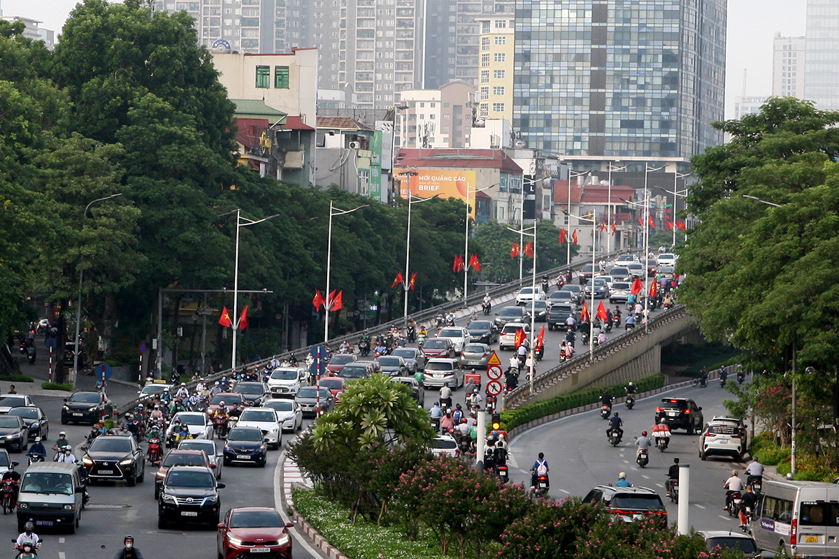 Cận cảnh những cây cầu rực đỏ màu cờ giữa trung tâm Hà Nội - Ảnh 1.