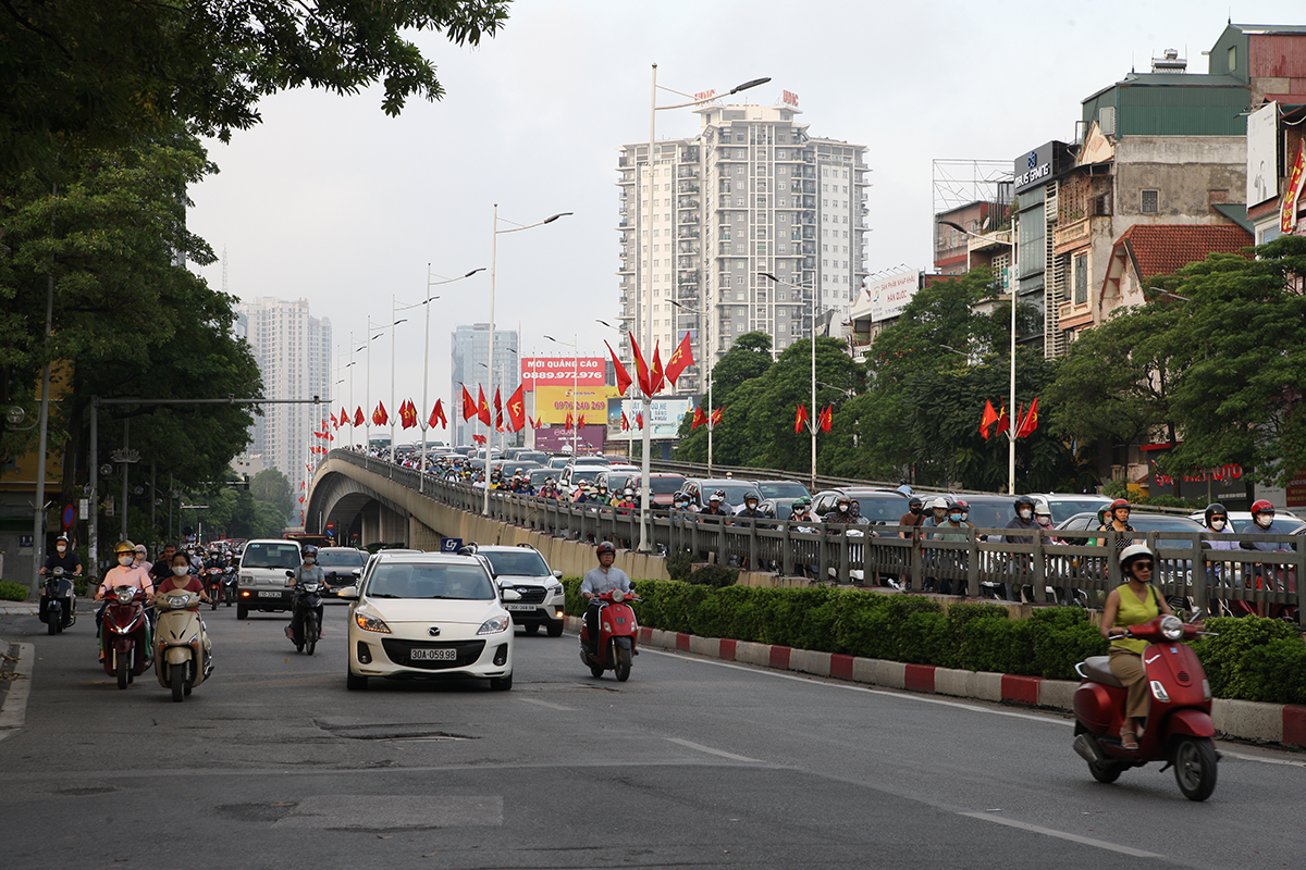 Cận cảnh những cây cầu rực đỏ màu cờ giữa trung tâm Hà Nội - Ảnh 4.