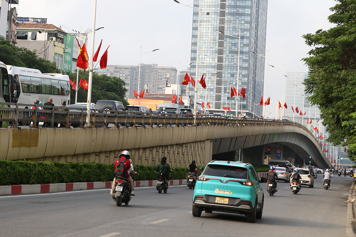 Cận cảnh những cây cầu rực đỏ màu cờ giữa trung tâm Hà Nội - Ảnh 5.