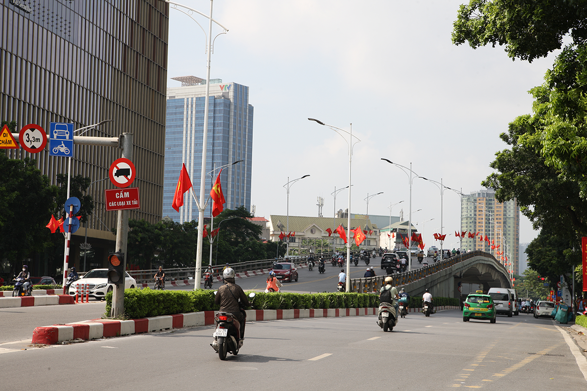 Cận cảnh những cây cầu rực đỏ màu cờ giữa trung tâm Hà Nội - Ảnh 11.