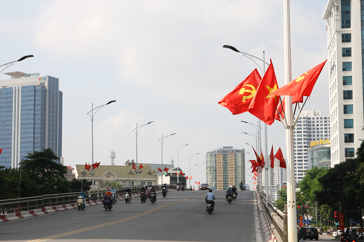 Cận cảnh những cây cầu rực đỏ màu cờ giữa trung tâm Hà Nội - Ảnh 6.