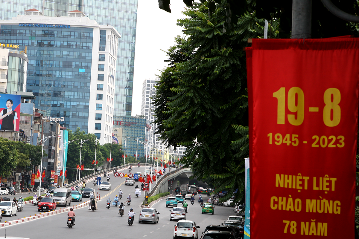 Cận cảnh những cây cầu rực đỏ màu cờ giữa trung tâm Hà Nội - Ảnh 9.