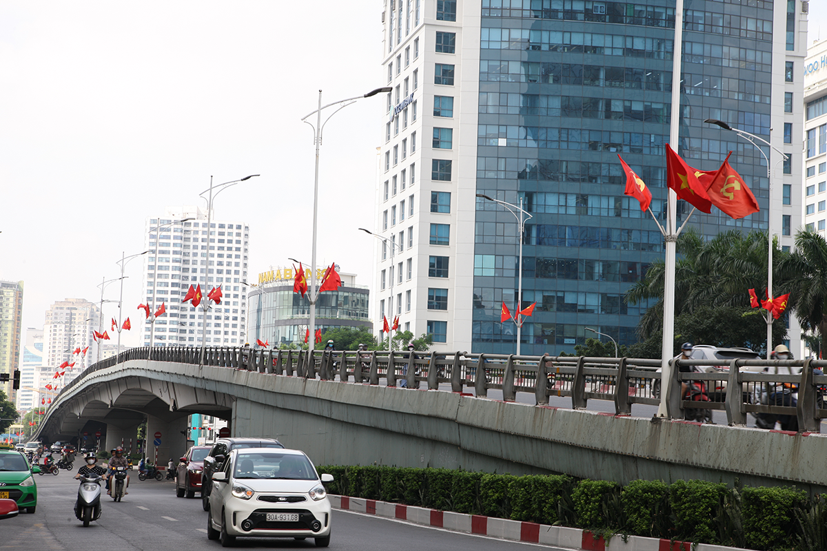 Cận cảnh những cây cầu rực đỏ màu cờ giữa trung tâm Hà Nội - Ảnh 10.