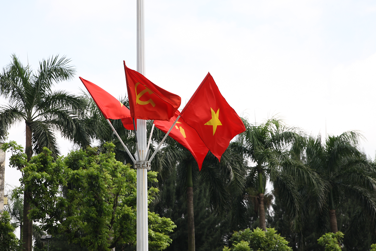 Cận cảnh những cây cầu rực đỏ màu cờ giữa trung tâm Hà Nội - Ảnh 3.
