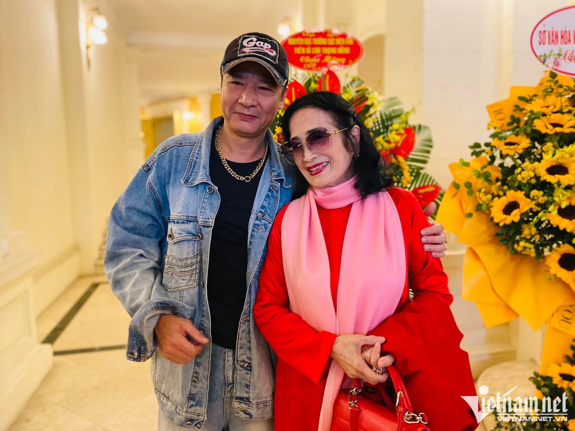 Tuổi 58, Võ Hoài Nam vẫn 'tăng động' ở hậu trường phim 'Món quà của cha' - Ảnh 4.