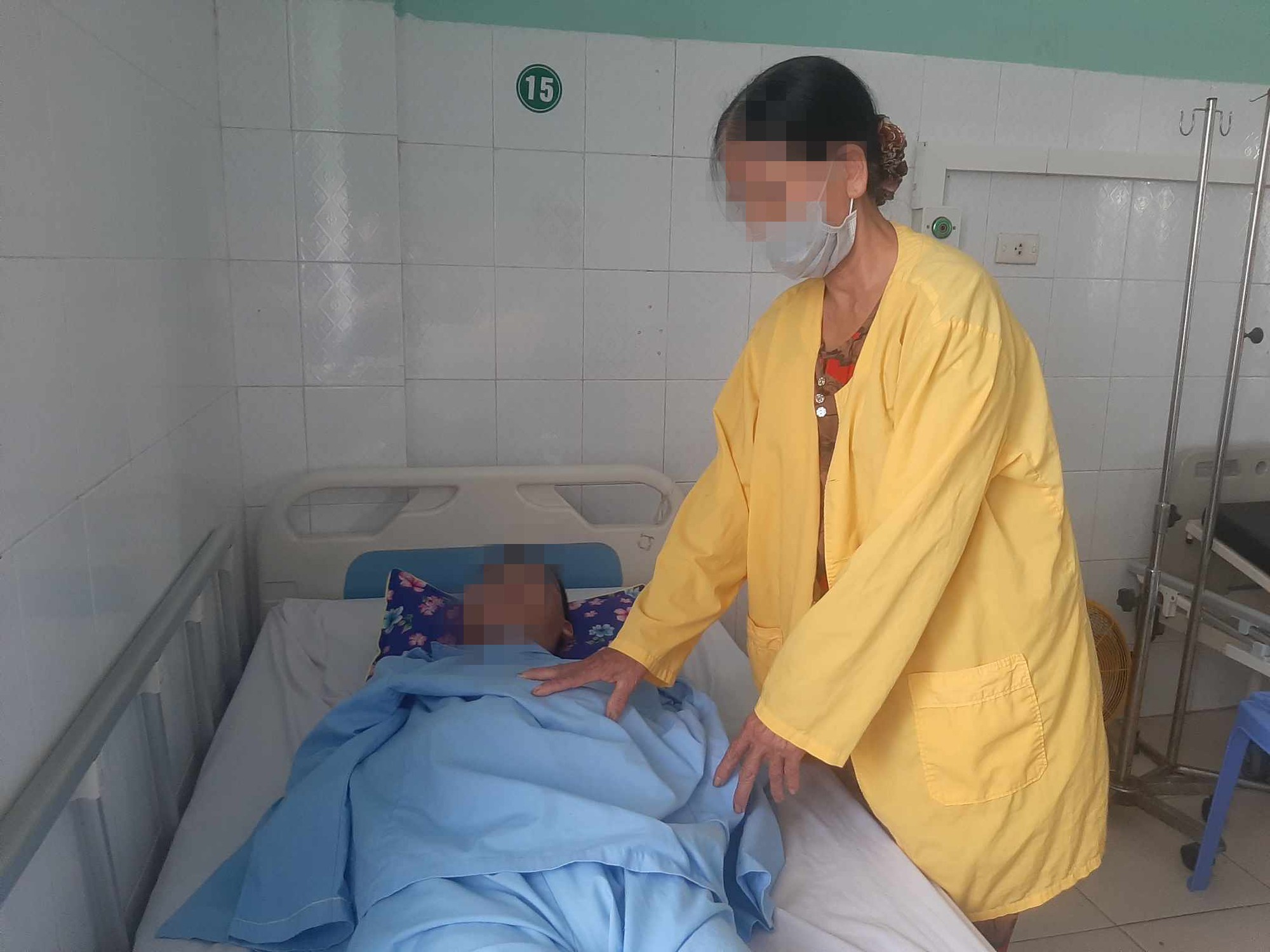 Trên đường về thăm bố ốm bị đánh bất tỉnh - Ảnh 1. Trên đường về thăm bố ốm bị đánh bất tỉnh - Ảnh 1.