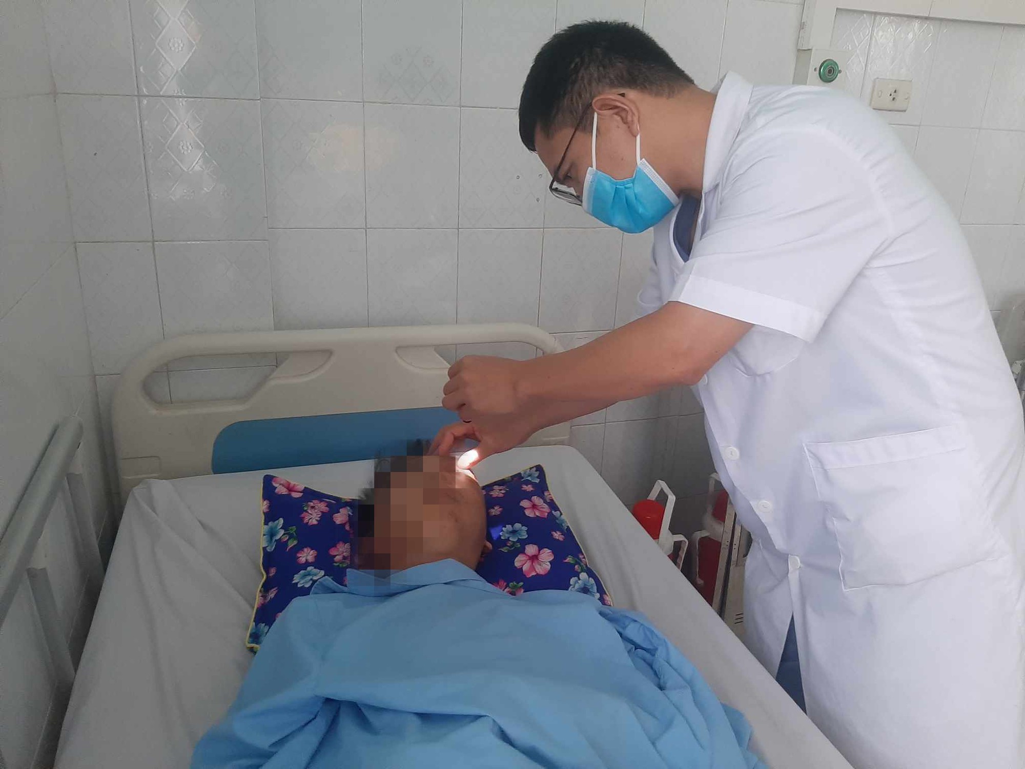 Trên đường về thăm bố ốm bị đánh bất tỉnh - Ảnh 2. Trên đường về thăm bố ốm bị đánh bất tỉnh - Ảnh 2.