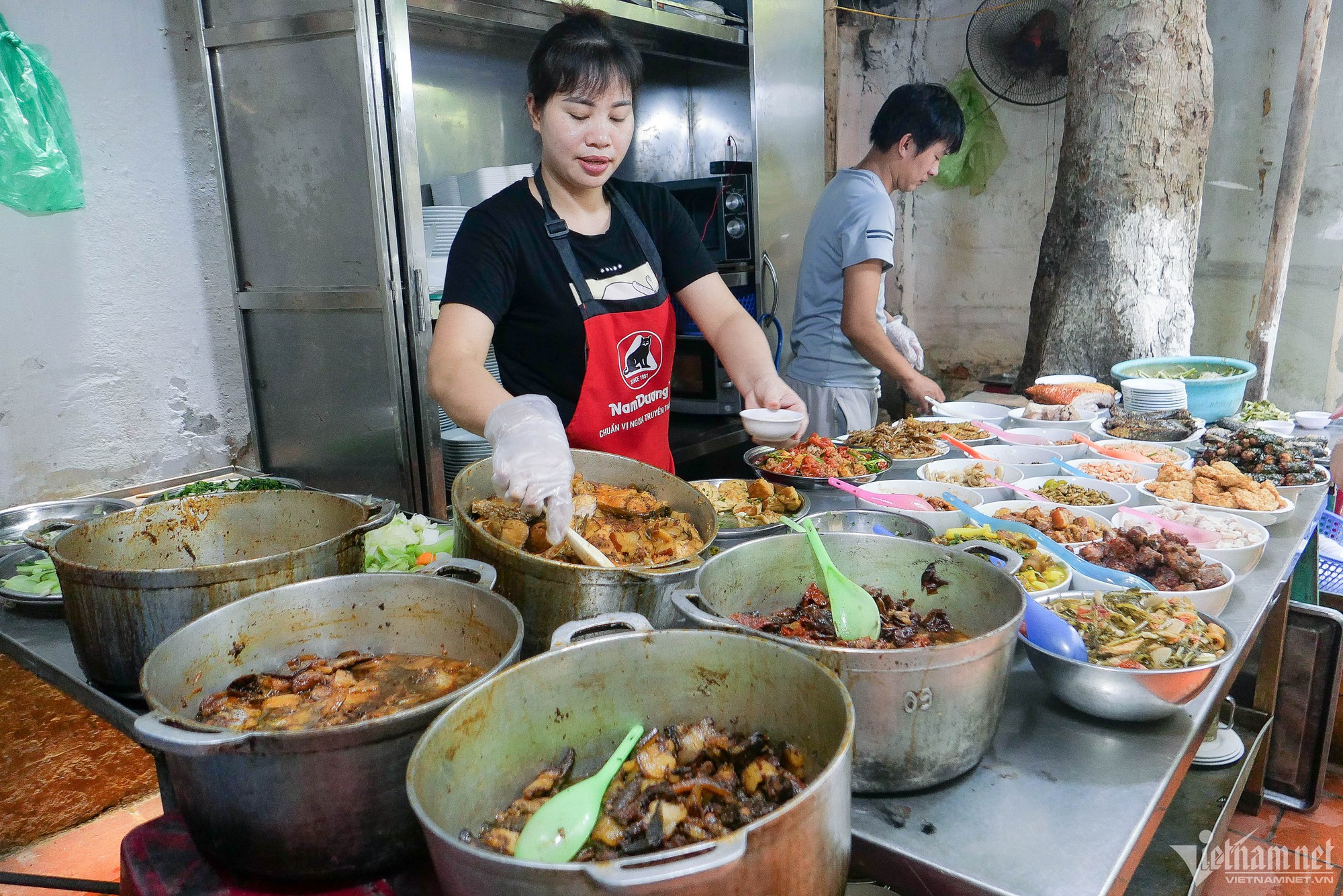 Cơm bụi vỉa hè đắt 'nhất nhì' Hà Nội, gần 200.000 đồng/suất khách vẫn chật kín - Ảnh 11.