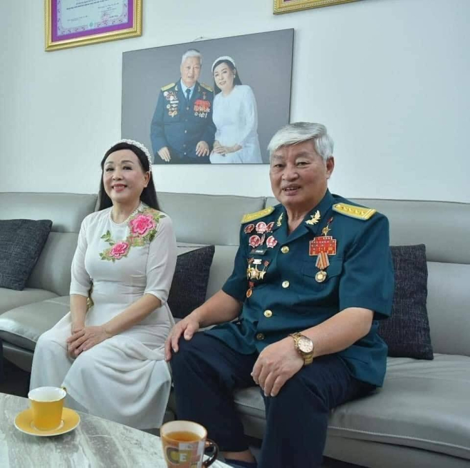 Nữ ca sĩ được phong NSND trẻ nhất nhì Việt Nam: Hạnh phúc bên chồng là anh hùng phi công bắn hạ 6 máy bay địch - Ảnh 4.