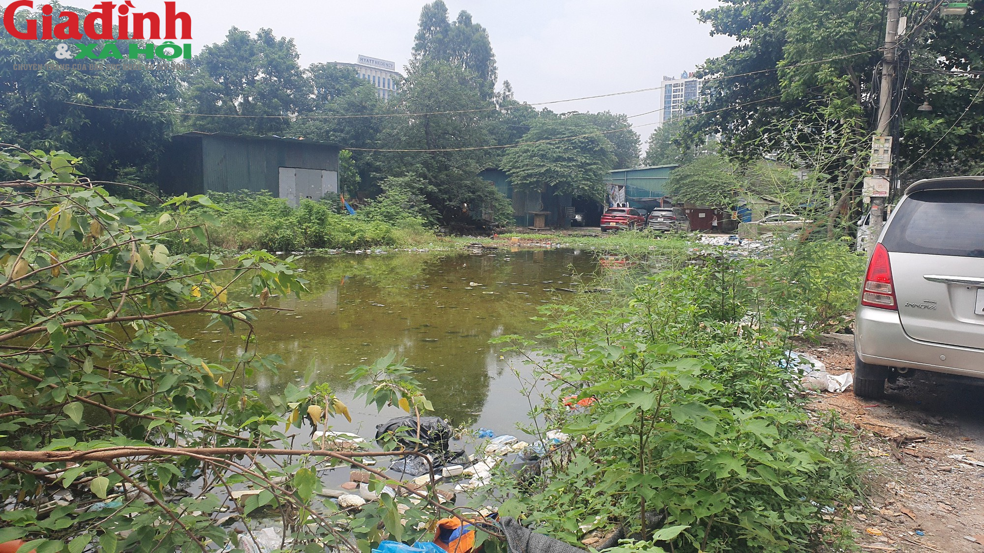 Dịch sốt xuất huyết lan rộng, nhiều kênh mương tại Hà Nội tràn ngập rác thải - Ảnh 1.