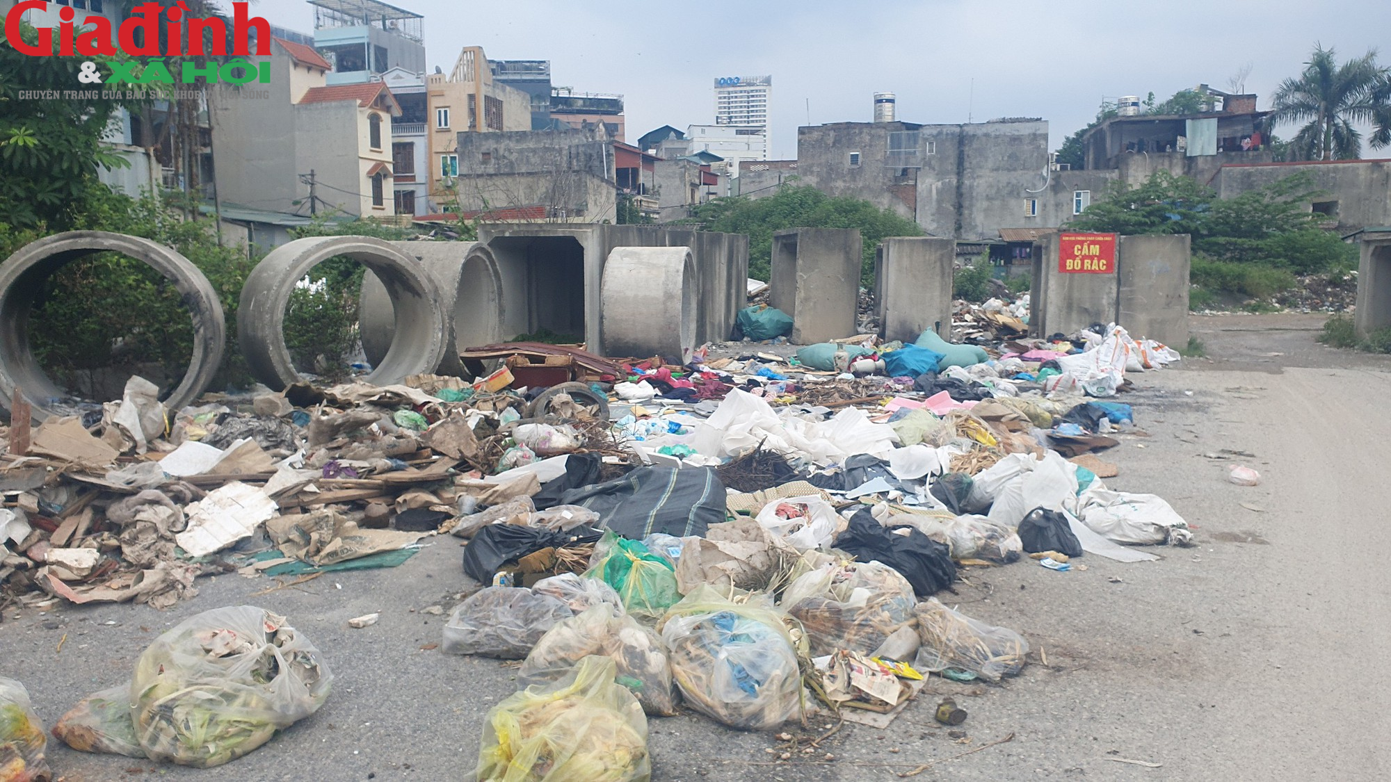 Dịch sốt xuất huyết lan rộng, nhiều kênh mương tại Hà Nội tràn ngập rác thải - Ảnh 7.