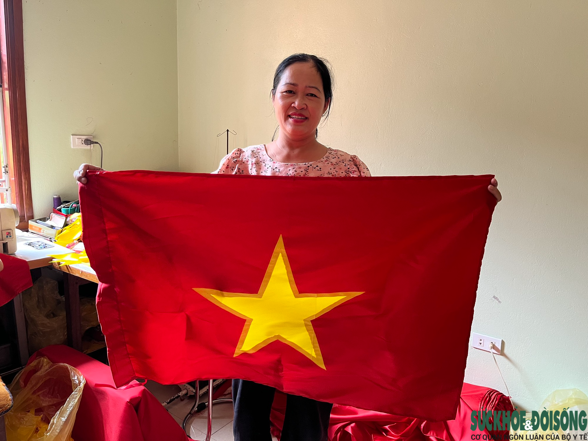 Thiêng liêng làng nghề may cờ Tổ Quốc tại ngoại thành Hà Nội - Ảnh 1.